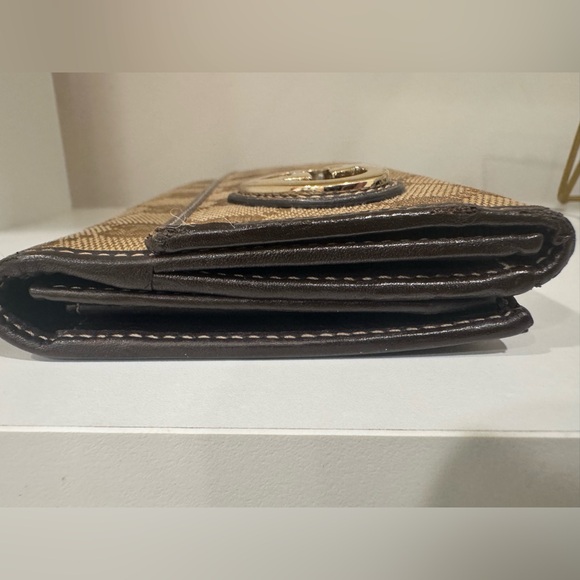 Gucci Wallet 🚨Missing inner prong snap* - Picture 3 of 9